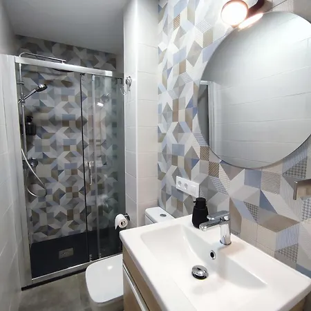 O Paseo, 5 Estrellas. * Puentedeume